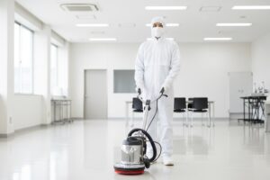 孤独死現場の特殊清掃を行う作業員のイメージ