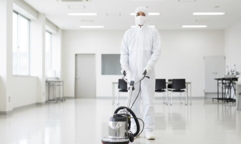 孤独死現場の特殊清掃を行う作業員のイメージ