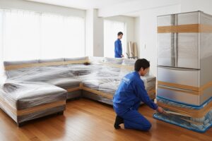 大型家具・家電の搬出準備をする作業員のイメージ