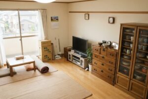 家財整理の対象となるタンスや本棚、家電が並ぶ住宅のリビングのイメージ