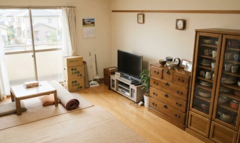 家財整理の対象となるタンスや本棚、家電が並ぶ住宅のリビングのイメージ
