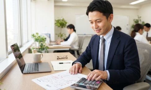 特殊清掃の見積書を確認する男性のイメージ