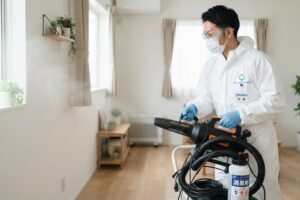 特殊清掃で消臭作業をする作業員のイメージ