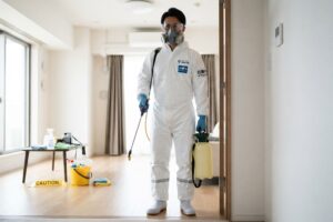 孤独死の清掃を自分で行うリスクを解説する記事のイメージ